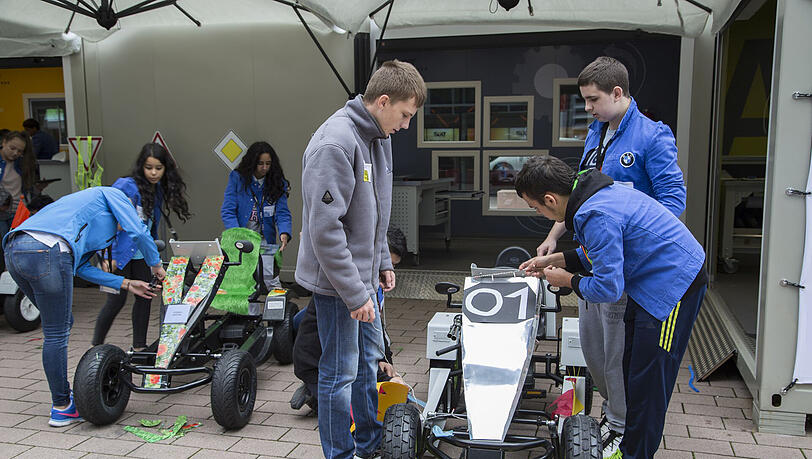 Die Schulklassen bauen in kleinen Teams ihr eigenes Gokart. Die Schulklassen bauen in kleinen Teams ihr eigenes Gokart.