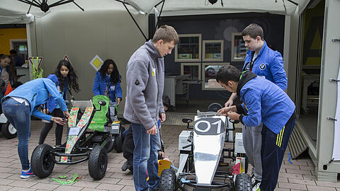 Die Schulklassen bauen in kleinen Teams ihr eigenes Gokart.