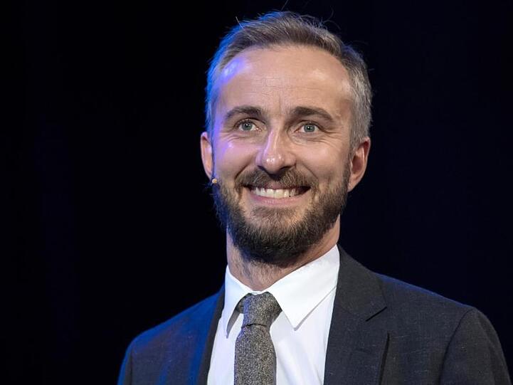 Jan Böhmermann ist offiziell in die SPD aufgenommen worden.