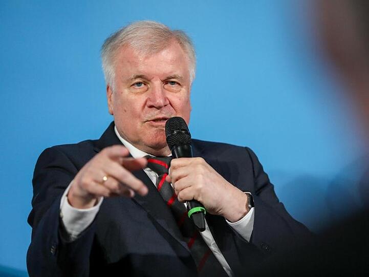 Innenminister Horst Seehofer will, dass abgelehnte Asylbewerber ohne Duldung Deutschland schnell verlassen.