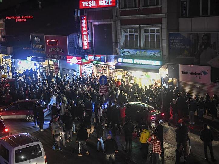 Nach der Ankündigung versuchen Menschen, Lebensmittel einzukaufen.