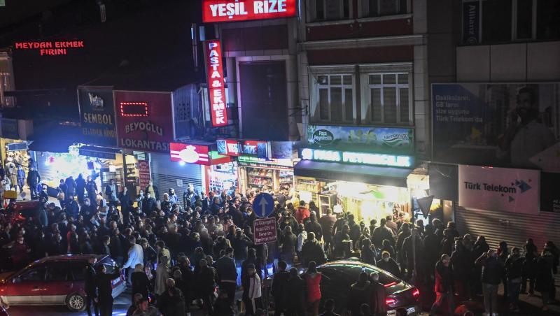 Nach der Ankündigung versuchen Menschen, Lebensmittel einzukaufen. Nach der Ankündigung versuchen Menschen, Lebensmittel einzukaufen.