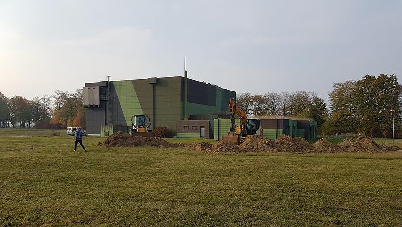 Der ehemalige Nato-Bunker in Leipheim hat eine neue Bestimmung - das soll man künftig auch von außen deutlich sehen, wie eine Visualisierung mit dem "Bavaria Weed"-Logo zeigt. In dem Hochsicherheitstrakt kommt in vakuumierten 500-Gramm-Packs Cannabis aus dem Ausland an und wird verarbeitet, erklärt Firmenmitbegründer Stefan Langer der AZ.