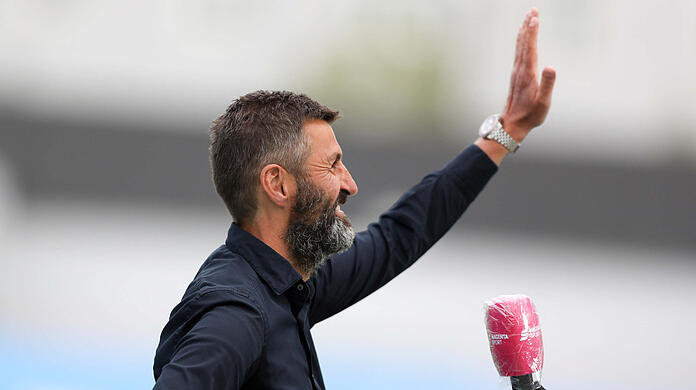 Blieb nach dem Spiel beim Interview lässig: Löwen-Trainer Michael Köllner.