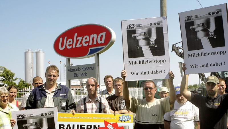 Der Protest zeigt Wirkung: Bauern vor der Zentrale von Aldi Süd. Der Discounter ist bereit, die Preise neu zu verhandeln. Der Protest zeigt Wirkung: Bauern vor der Zentrale von Aldi Süd. Der Discounter ist bereit, die Preise neu zu verhandeln.