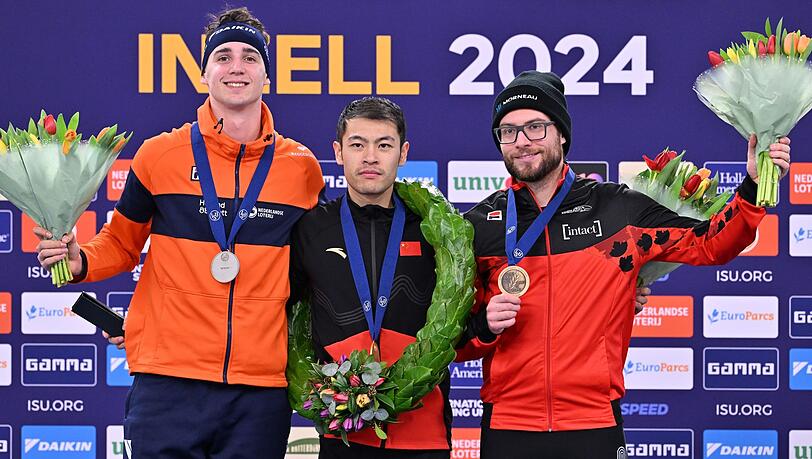 Eisschnelllauf: Sprint-Weltmeisterschaft - Siegerehrung Herren Gesamtwertung Sprint. Jenning De Boo (l-r) aus den Niederlanden, 2. Platz, Zhongyan Ning aus China, 1. Platz, und Laurent Dubreuil aus Kanada, 3. Platz, stehen auf dem Podium.