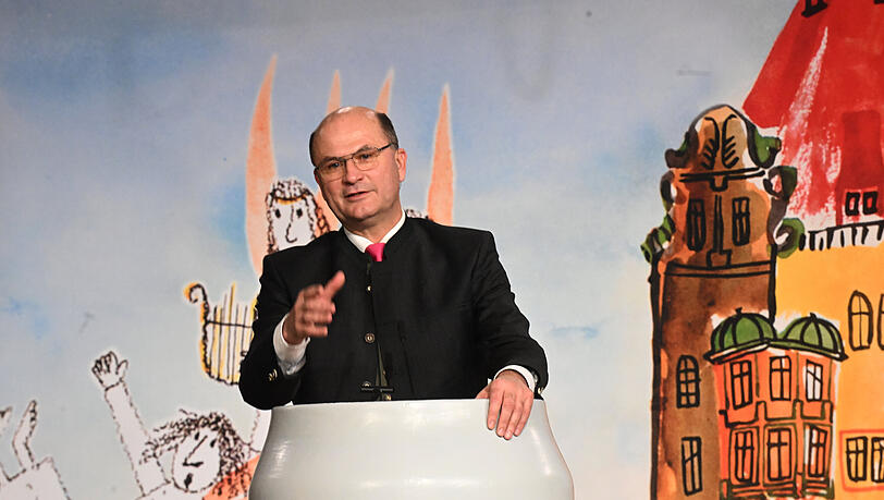 Albert Füracker überrascht das Publikum beim Maibock-Anstich mit lustigen Pointen und Einlagen. Albert Füracker überrascht das Publikum beim Maibock-Anstich mit lustigen Pointen und Einlagen.