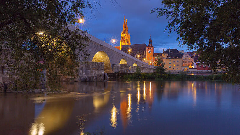 Die Donau bei Regensburg in der Abenddämmerung – hier wird Extremschwimmer Joseph Heß Anfang Juli auf seinem Weg vorbeikommen. Die Donau bei Regensburg in der Abenddämmerung – hier wird Extremschwimmer Joseph Heß Anfang Juli auf seinem Weg vorbeikommen.