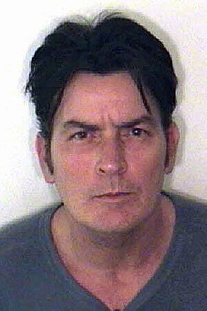 Charlie Sheen kanns nicht lassen: Der Schauspieler dürfte mittlerweile schon eine kleine Sammlung an Polizeifotos besitzen. Jetzt soll der "Two and a Half Men"-Star nackt und betrunken die Suite eines New Yorker Luxus-Hotels auseinandergenommen haben. Doch Sheens Management beruhigte sogleich die Fans: Angeblich habe nur eine "unerwünschte Arzneimittelwirkung" vorgelegen.