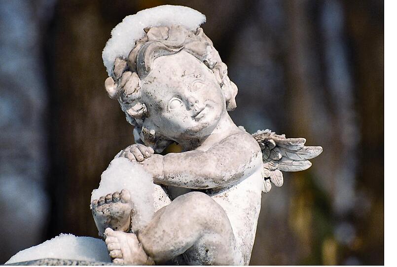 So kennt man sie: dieses pausbäckige Engerl sitzt auf dem Ostfriedhof.