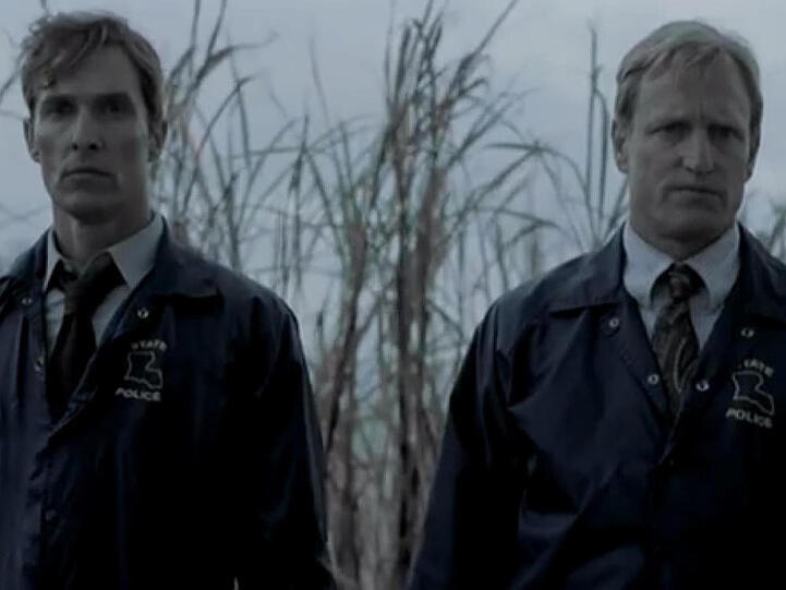 Die beiden Detektive Rustin "Rust" Cohle (Matthew McConaughey) und  Martin Hart (Woody Harrelson) ermitteln in einem okkulten Mordfall