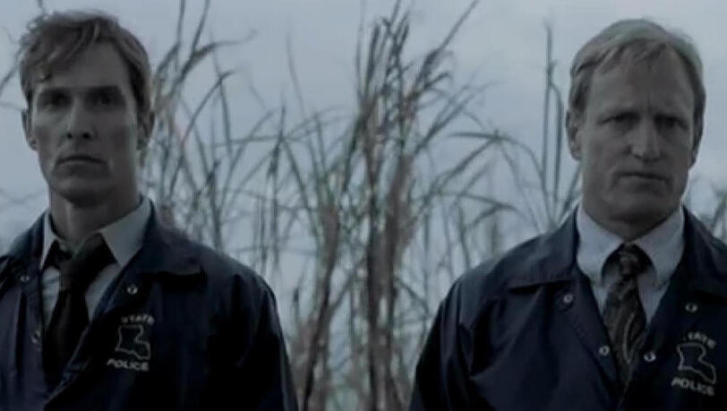 Die beiden Detektive Rustin "Rust" Cohle (Matthew McConaughey) und Martin Hart (Woody Harrelson) ermitteln in einem okkulten Mordfall Die beiden Detektive Rustin "Rust" Cohle (Matthew McConaughey) und Martin Hart (Woody Harrelson) ermitteln in einem okkulten Mordfall