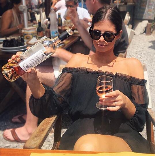 "Ich würde so viel mehr Menschen mögen, wenn ich die ganze Zeit Wein trinken könnte", schreibt die fesche Stewardess unter dieses Bild.