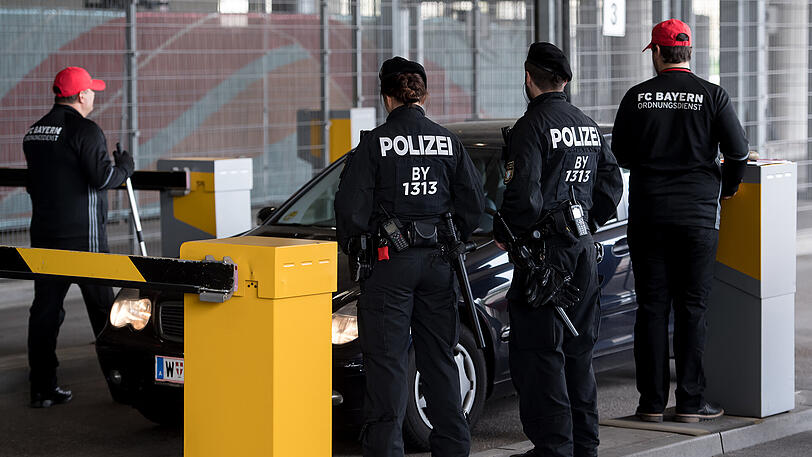 Sicherheitsvorkehrungen vor der Allianz Arena.