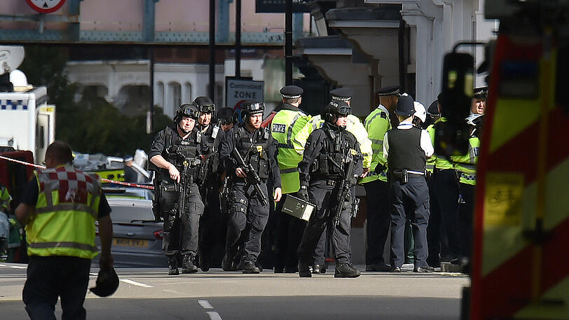 Terror-Alarm in London: In einer U-Bahn kam es zu einer Explosion, die Polizei ist mit einem Riesen-Aufgebot vor Ort. Die Bilder.
