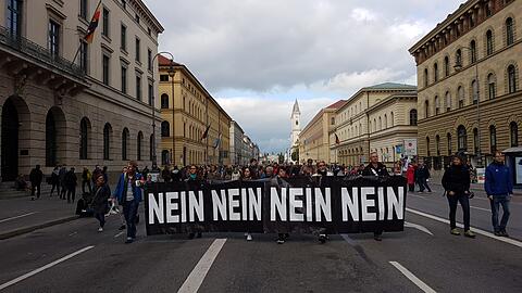 Gute Stimmung trotz düsteren Wolken bei der Demonstration "Jetzt gilt's" in München.
