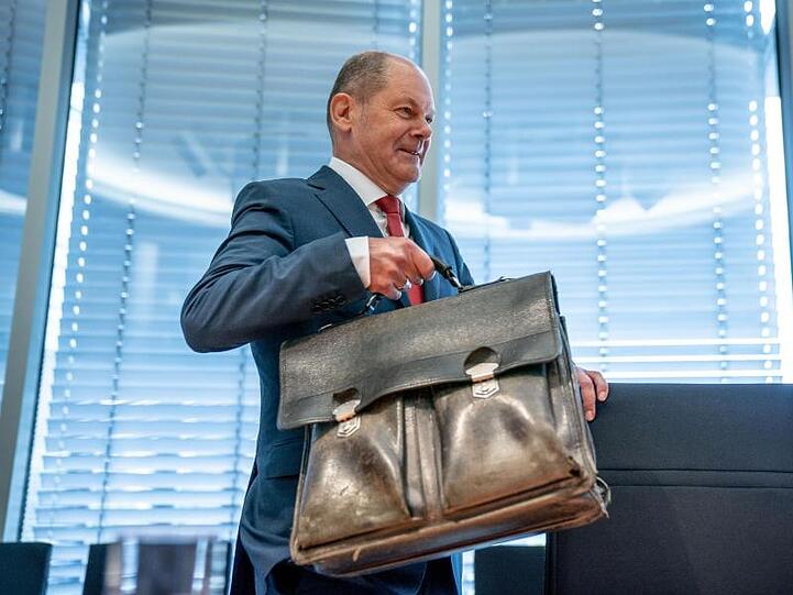 Wegen der weiter schwelenden Corona-Krise möchte Bundesfinanzminister Scholz die Auszahlung des Kurzarbeitergelds ausweiten.