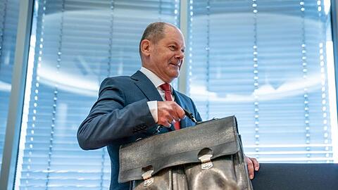 Wegen der weiter schwelenden Corona-Krise möchte Bundesfinanzminister Scholz die Auszahlung des Kurzarbeitergelds ausweiten.