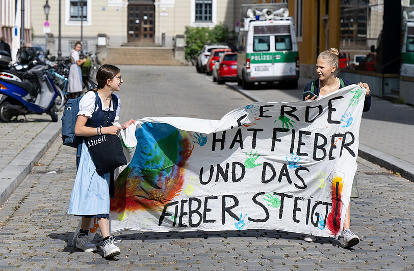 Zahlreiche Menschen nehmen an einer Demonstration zum globalen Klimastreik teil und halten verschiedene Plakate in den Händen. Sie folgen dem Aufruf der Bewegung "Fridays for Future". Die Teilnehmer fordern unter anderem eine Abkehr von fossilen Brennstoffen.