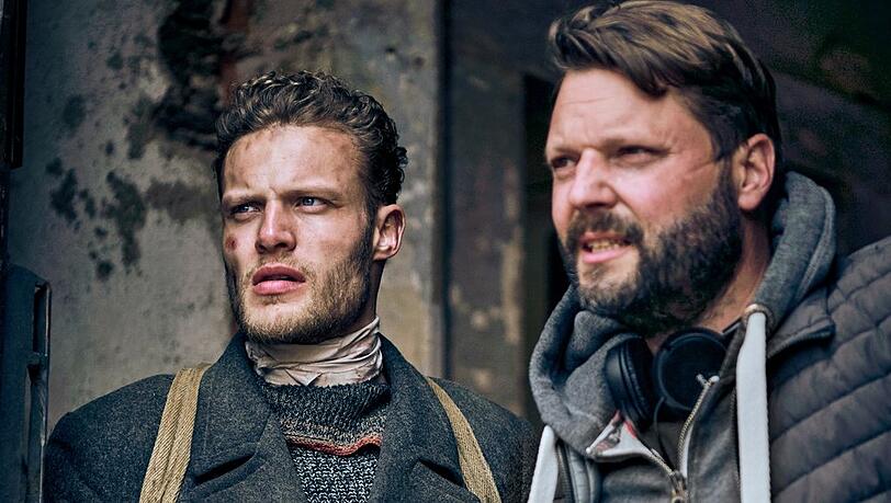 Regisseur Peter Thorwarth (r.) neben Hauptdarsteller Robert Maaser am Set von "Blood & Gold".