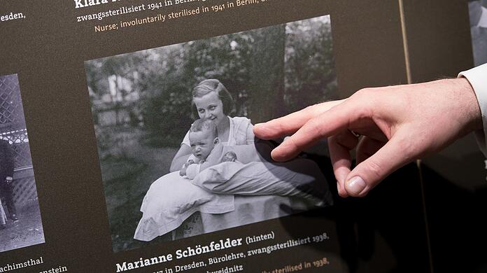 Insgesamt töteten die Nationalsozialisten nach Schätzungen 200.000 bis 300.000 Menschen mit Behinderung und psychisch Erkrankte, weil sie diese als "unwertes Leben" erachteten. Auch die Frau auf dem Foto wurde 1945 von NS-Schergen ermordet.