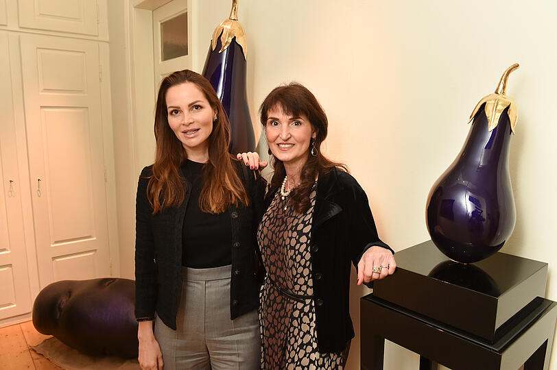 Mary Ann Schoeller und Dr. Antonella Forte-Wolf präsentieren sich zwischen den zwei Auberginen.