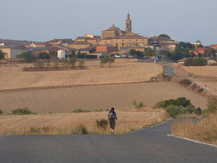 Ab und zu muss der Pilger aber auch über Asphalt gen Santiago de Compostela laufen.