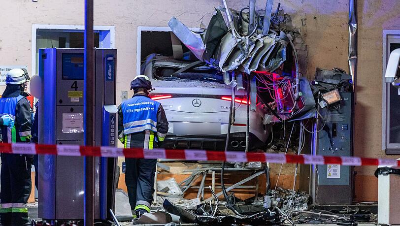 Das Auto muss einen Satz gemacht haben - es steckt im Fenster der Tankstelle. Das Auto muss einen Satz gemacht haben - es steckt im Fenster der Tankstelle.