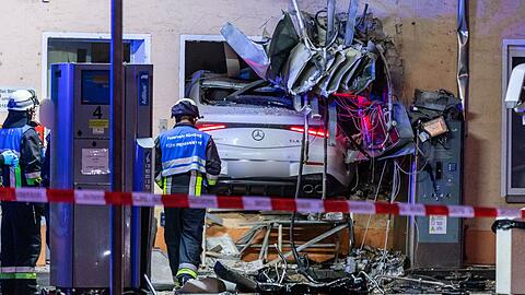 Das Auto muss einen Satz gemacht haben - es steckt im Fenster der Tankstelle.