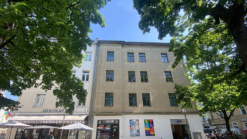 So sieht die Fassade aktuell aus, wenn man vom Wedekindplatz aus darauf schaut. Zusammen mit dem Nachbargebäude steht die Occamstraße 1 unter Ensembleschutz. Der Architekt Michael Reiffenstuel Junior hat es 1898 gebaut. So sieht die Fassade aktuell aus, wenn man vom Wedekindplatz aus darauf schaut. Zusammen mit dem Nachbargebäude steht die Occamstraße 1 unter Ensembleschutz. Der Architekt Michael Reiffenstuel Junior hat es 1898 gebaut.