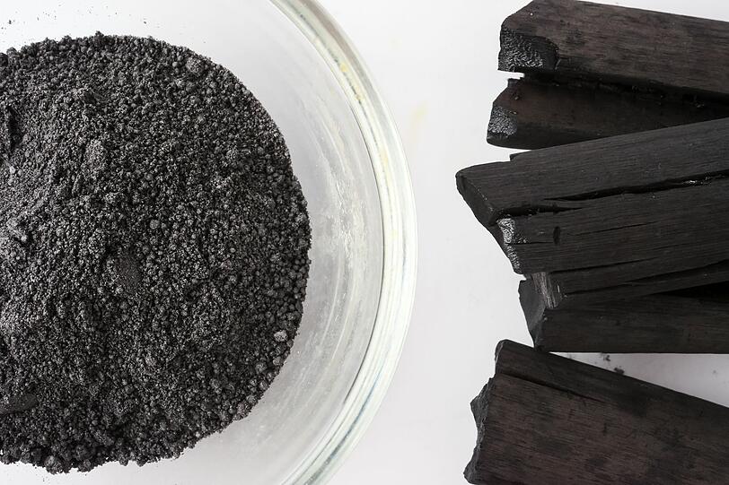 Aktivkohle wird in Drogerien und im Internet vor allem als Zahnpflegezusatz angeboten. Das Produkt eignet sich aber auch hervorragend zur Geruchsneutralisierung. Stellen Sie nach dem Kochen einfach eine Schale mit Aktivkohle in der K&uuml;che auf - das absorbiert unangenehme Ger&uuml;che. Es sind auch spezielle, mit Aktivkohle gef&uuml;llte Luftreinigungsbeutel im Handel erh&auml;ltlich.