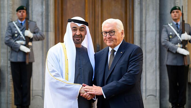 Bundespräsident Steinmeier begrüßt den Gast vom Golf mit militärischen Ehren. Bundespräsident Steinmeier begrüßt den Gast vom Golf mit militärischen Ehren.