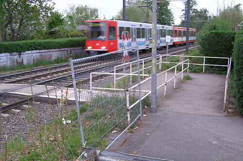 So sieht eine sichere Umlaufsperre aus: An diesem Straßenbahn-Übergang in Köln werden Passanten in zwei Richtungen geführt.