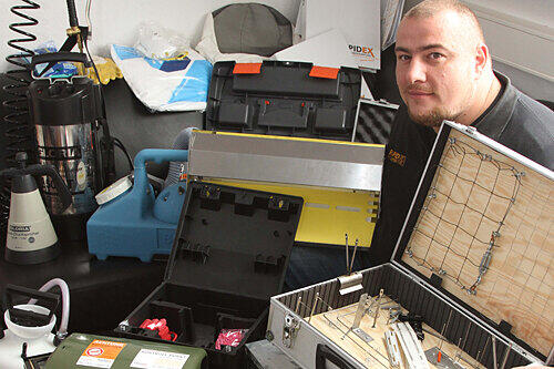 Ibrahim Kicin (40) zeigt das ganze Arsenal von Fallen und Arbeitsgeräten.