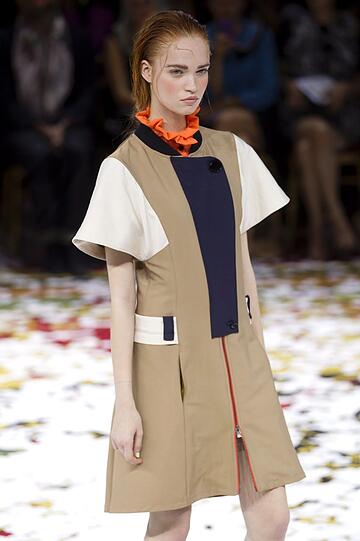 Fashion Week Paris - eine Kreation Gaspard Yurkievichs für Frühnling/Sommer 2012.
