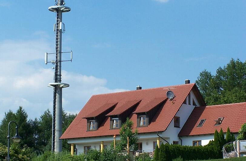Er wächst und wächst: Der Funkturm zu Wolnzach.
