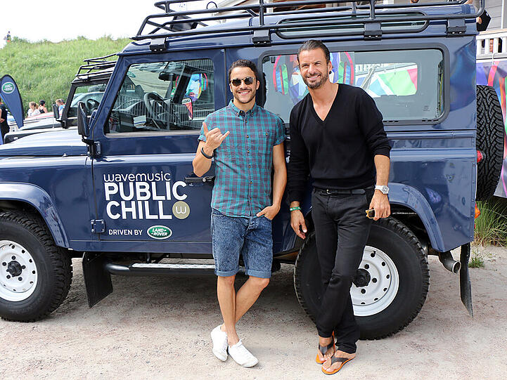 Die beiden Schauspieler Kostja Ullmann (links) und Stephan Luca genossen den Tag in St. Peter Ording