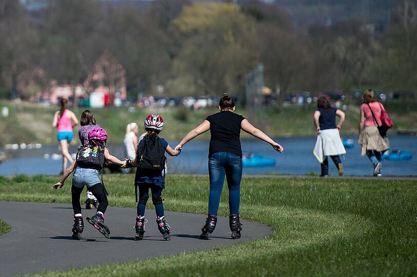 Besucher skaten am Kemnader See in Bochum. Mit Temperaturen um 15 Grad und viel Sonne zeigt sich das Wetter von seiner freundlichen Seite.
