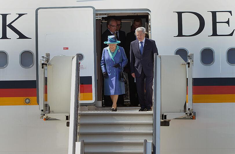 Mit einer Sondermaschine der Luftwaffe ist die Queen mit Bundespräsident Joachim Gauck von Berlin nach Frankfurt geflogen.