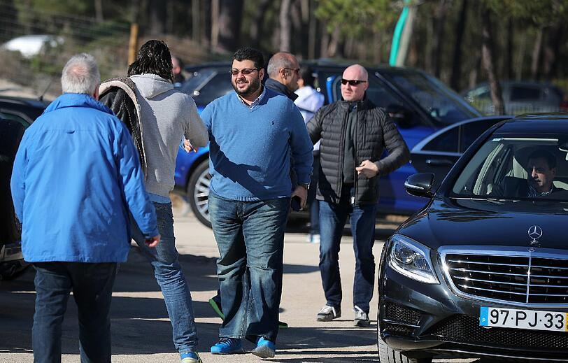 Am Montagmittag kam Löwen-Investor Hasan Ismaik im Trainingslager des TSV 1860 an und sprach zuerst mit Fans und Trainer Vitor Pereira. Die Bilder vom Besuch.