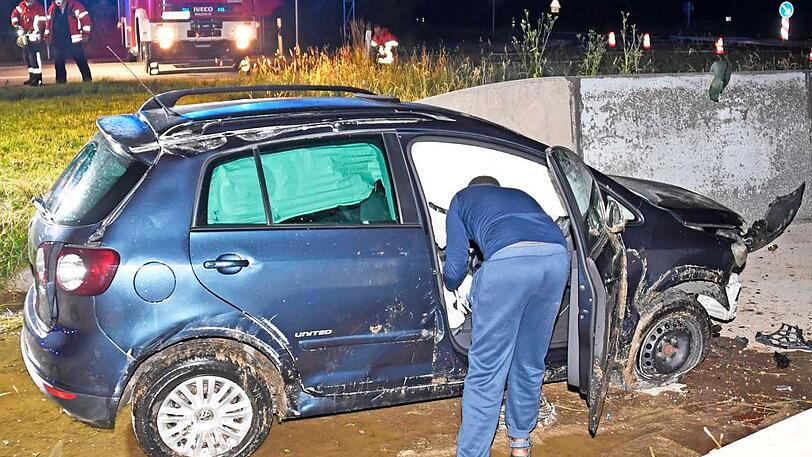 Das Auto prallte an die Betonmauer des Silos und überschlug sich.