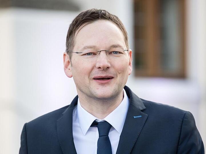 Hans Reichhart (CSU), Staatsminister für Wohnen, Bau und Verkehr in Bayern, gibt vor der Presse ab. Foto: Matthias Balk/dpa/Archivbild