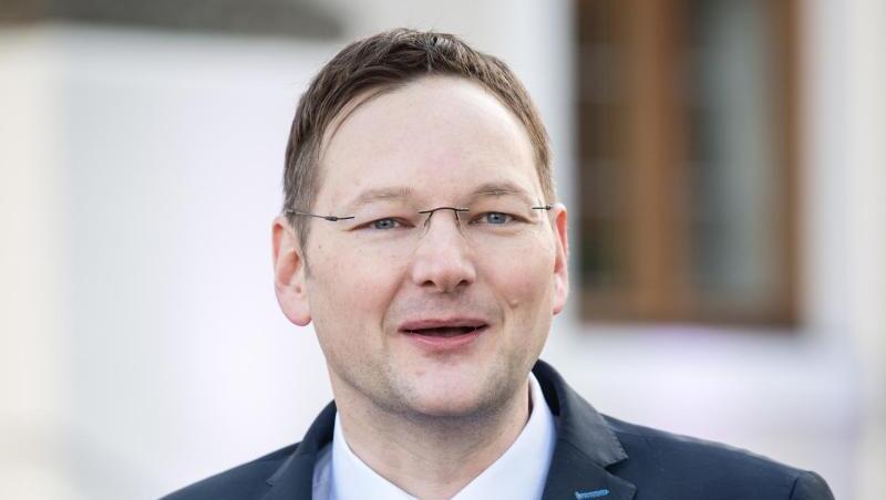Hans Reichhart (CSU), Staatsminister für Wohnen, Bau und Verkehr in Bayern, gibt vor der Presse ab. Foto: Matthias Balk/dpa/Archivbild Hans Reichhart (CSU), Staatsminister für Wohnen, Bau und Verkehr in Bayern, gibt vor der Presse ab. Foto: Matthias Balk/dpa/Archivbild