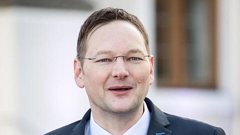 Hans Reichhart (CSU), Staatsminister für Wohnen, Bau und Verkehr in Bayern, gibt vor der Presse ab. Foto: Matthias Balk/dpa/Archivbild