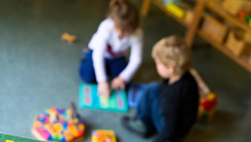 Ein Junge und ein Mädchen spielen in einem Kindergarten auf dem Boden. Foto: Monika Skolimowska/zb/dpa/Archivbild Ein Junge und ein Mädchen spielen in einem Kindergarten auf dem Boden. Foto: Monika Skolimowska/zb/dpa/Archivbild