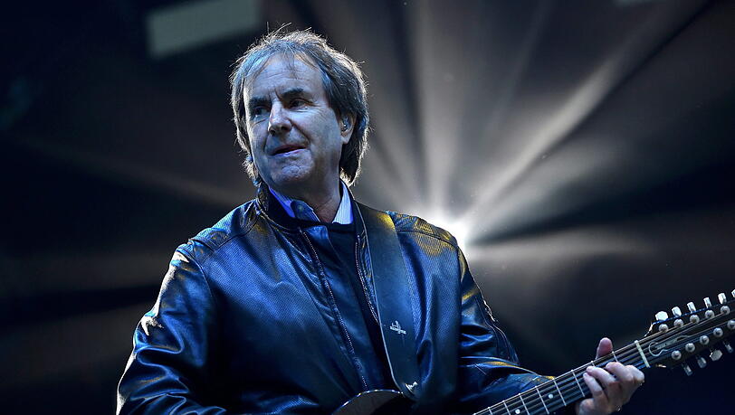 Der 72-jährige Pop-Sänger Chris de Burgh ist einer der erfolgreichsten lebenden Künstler der Welt. Der Ire hat über 45 Millionen Platten verkauft und dafür gut 200 Gold- und Platin-Auszeichnungen erhalten. Zu seinen größten Hits zählen " The Lady In Red", "High On Emotion" und "Don't Pay The Ferryman". Er ist ein riesiger Fußball-Fan, insbesondere vom FC Liverpool. Der 72-jährige Pop-Sänger Chris de Burgh ist einer der erfolgreichsten lebenden Künstler der Welt. Der Ire hat über 45 Millionen Platten verkauft und dafür gut 200 Gold- und Platin-Auszeichnungen erhalten. Zu seinen größten Hits zählen " The Lady In Red", "High On Emotion" und "Don't Pay The Ferryman". Er ist ein riesiger Fußball-Fan, insbesondere vom FC Liverpool.