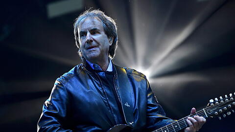 Der 72-jährige Pop-Sänger Chris de Burgh ist einer der erfolgreichsten lebenden Künstler der Welt. Der Ire hat über 45 Millionen Platten verkauft und dafür gut 200 Gold- und Platin-Auszeichnungen erhalten. Zu seinen größten Hits zählen " The Lady In Red", "High On Emotion" und "Don't Pay The Ferryman". Er ist ein riesiger Fußball-Fan, insbesondere vom FC Liverpool.