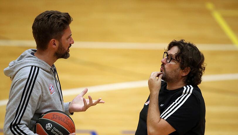FCBB-Boss Marko Pesic (l.) im Gespräch mit Coach Andrea Trinchieri.