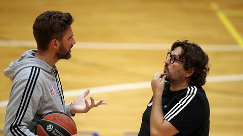 "Dass die Halle offen ist, heißt nicht, dass wir automatisch wieder eine volle Halle bekommen", sagt Pesic (l.), hier mit Trinchieri.