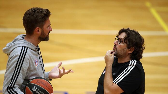 "Dass die Halle offen ist, heißt nicht, dass wir automatisch wieder eine volle Halle bekommen", sagt Pesic (l.), hier mit Trinchieri.
